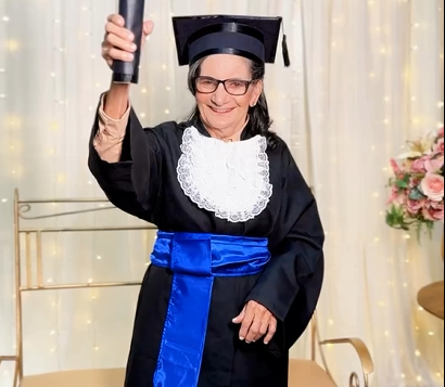 Maria Eliete, de 73 anos  se formou no Ensino Médio. Foto: Daniel Cruz/Reprodução