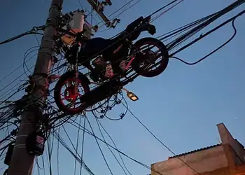 Moto é arremessada e fica presa em fiação após queda de balão