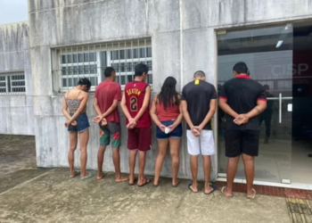 Grupo faz live praticando sexo na frente de criança e acaba preso