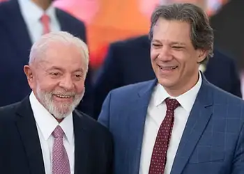 Dólar vai a R$ 5,58, à espera de reunião de Lula com Haddad. Entenda