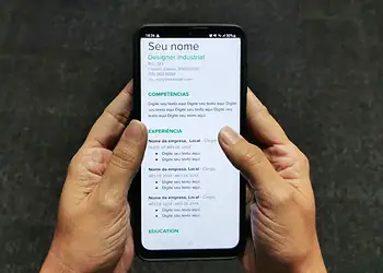 Aplicativos gratuitos para Android e iOS oferecem modelos de currículos prontos para preenchimento. — Foto: Marcos Serra Lima/g1
