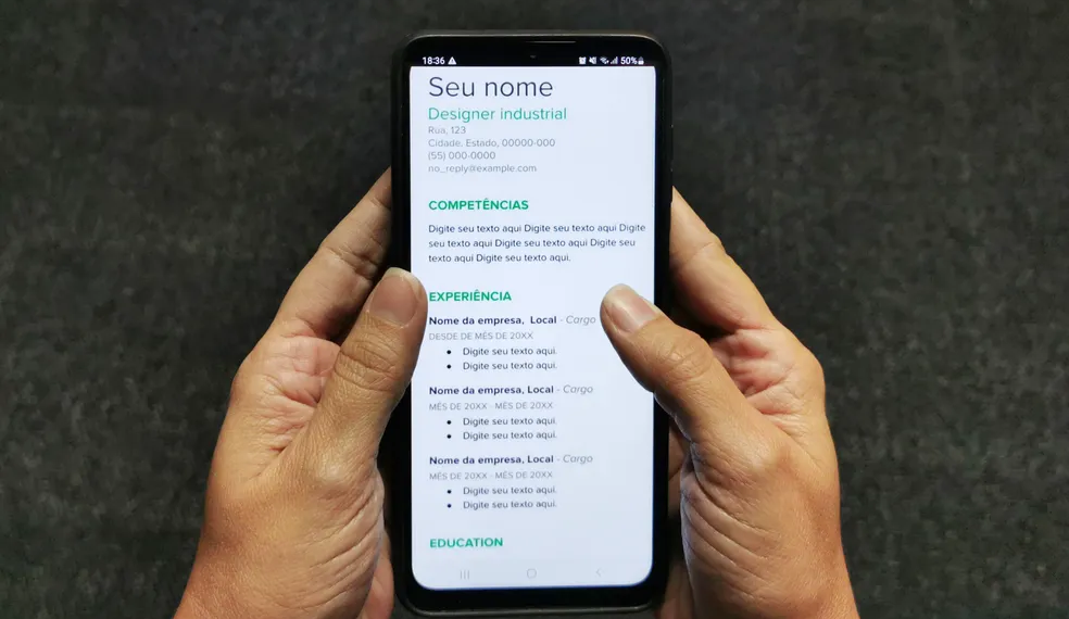 Aplicativos gratuitos para Android e iOS oferecem modelos de currículos prontos para preenchimento. — Foto: Marcos Serra Lima/g1