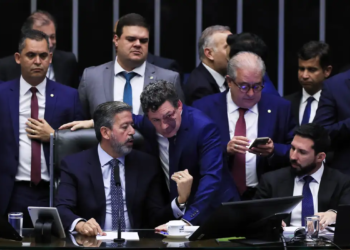 Câmara aprova texto-base da reforma tributária com trava no IVA