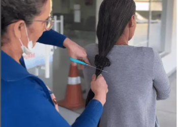 Em gesto de solidariedade, mulher doa cabelo a pacientes em tratamento de câncer na Fundhacre; veja o vídeo