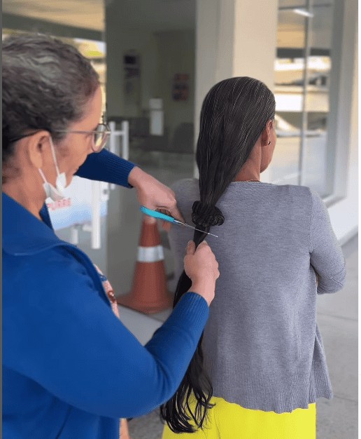 Em gesto de solidariedade, mulher doa cabelo a pacientes em tratamento de câncer na Fundhacre; veja o vídeo 1 Em gesto de solidariedade, mulher doa cabelo a pacientes em tratamento de câncer na Fundhacre; veja o vídeo