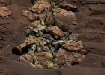 Robô da Nasa 'atropela' rocha em Marte, que se parte e revela mineral inédito no planeta