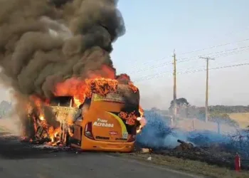 VÍDEO: ônibus fica totalmente destruído após pegar fogo em estrada no Acre