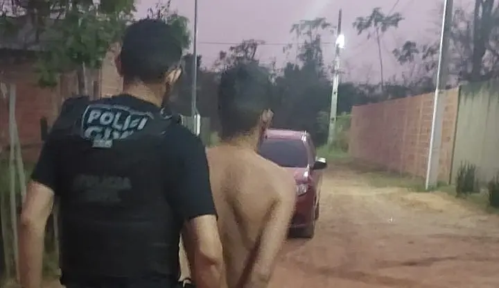 Suspeito é acusado de praticar pelo menos dois roubos com uso de arma de fogo e mediante restrição de liberdade das vítimas, em parceria com outros membros de uma organização criminosa. 