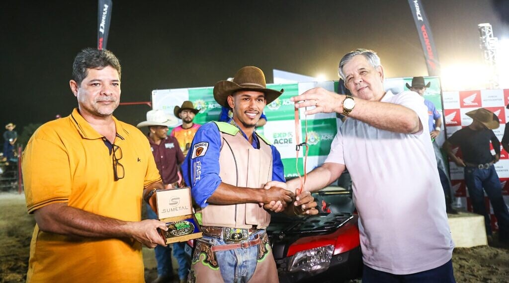 Com a arena lotada, peão tarauacaense se consagra tricampeão do rodeio da Expoacre Juruá 2024