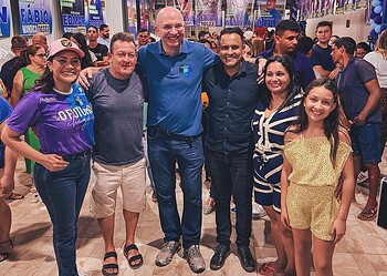 Gerlen Diniz, ao centro, de azul - Foto: Reprodução Instagram