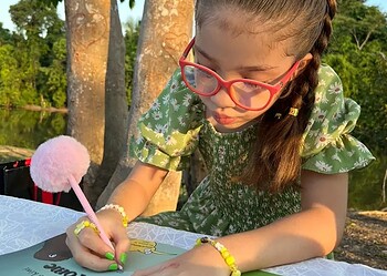A escritora Laura Mota tem apenas 7 anos e já irá publicar o seu segundo  livro. Foto: cedida