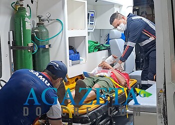 Motociclista tem fratura após colidir contra carretinha estacionada em avenida de Rio Branco