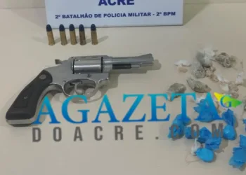 Denúncia anônima leva polícia a localizar arma de fogo e entorpecentes em Rio Branco