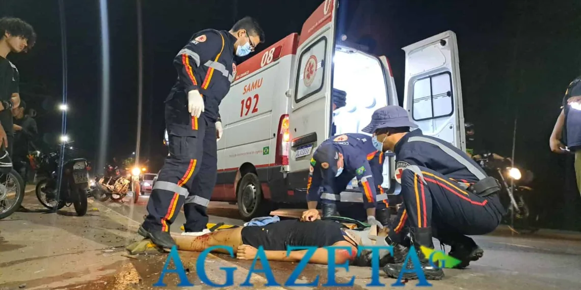 Motociclista é 'fechada' por veículo, colide contra sinalização e vai parar no PS