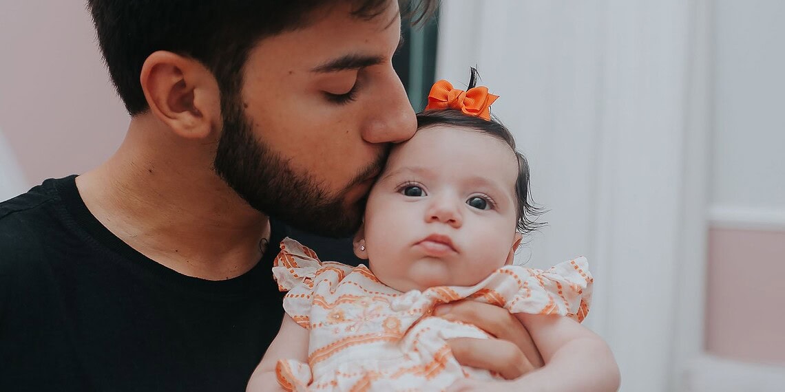 Pequena Bella e o pai, Roberto Neto. Foto: cedida