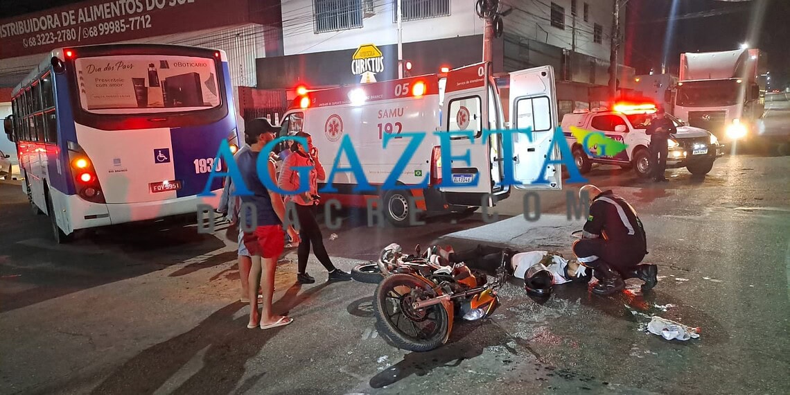 Motociclista em alta velocidade avança sinal vermelho e colide contra ônibus