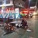 Motociclista em alta velocidade avança sinal vermelho e colide contra ônibus
