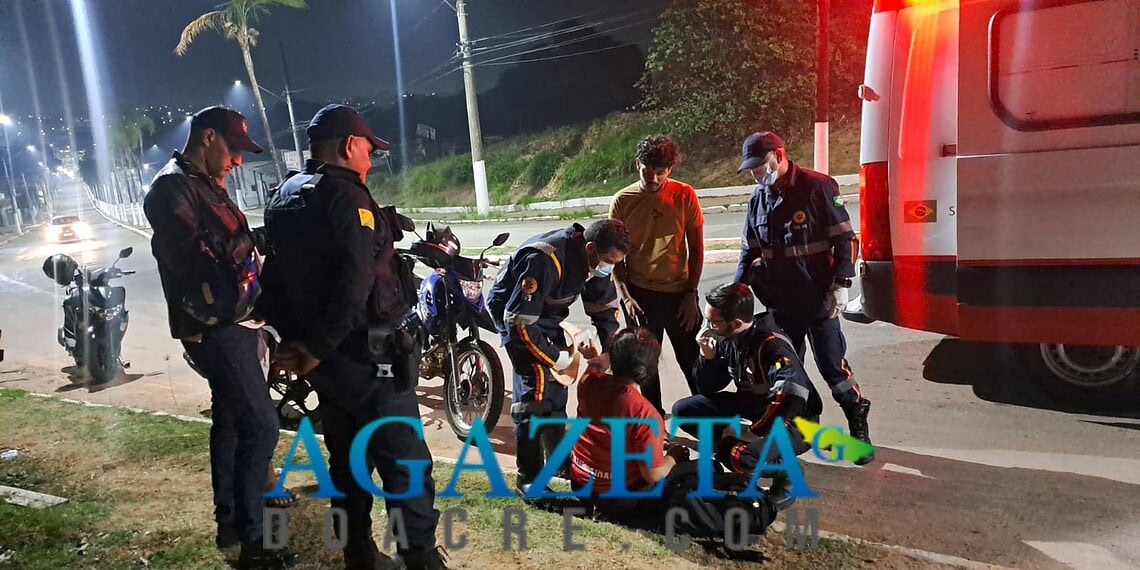 Mulher cai de motocicleta após perder controle em curva e fica desorientada em Rio Branco