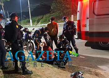 Mulher cai de motocicleta após perder controle em curva e fica desorientada em Rio Branco