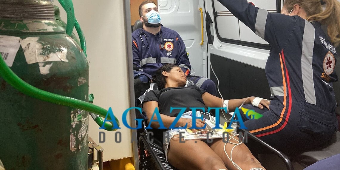 Acidente em estacionamento de supermercado em Rio Branco deixa motoqueiro e passageira feridos