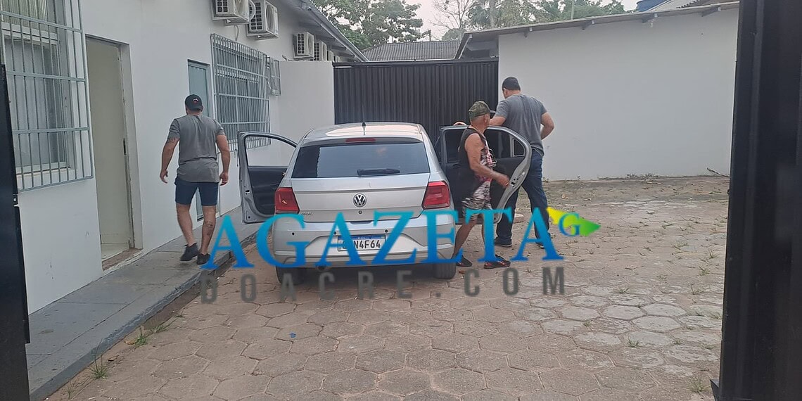 Vovô de 73 anos é conduzido à delegacia por porte ilegal de espingardas e escopeta