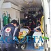 Motorista e passageiros ficam feridos após pneu estourar; veiculo perde controle e sai da pista