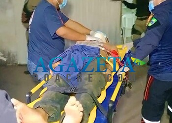 Homem atropela cachorro, provoca acidente do próprio garupa e depois foge