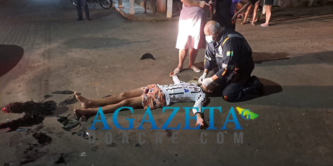 Adolescente em motocicleta colide contra caminhão e tem perda de memória