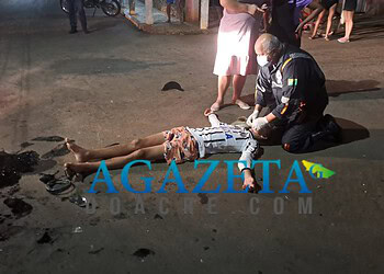 Adolescente em motocicleta colide contra caminhão e tem perda de memória