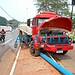Caminhão alugado pela prefeitura perde controle e derruba poste em avenida de Rio Branco; ninguém fica ferido por 'milagre'
