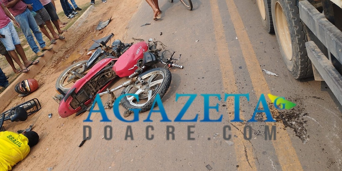 Acidente envolvendo caminhão, motocicleta e bicicleta deixa motociclista gravemente ferido no Acre