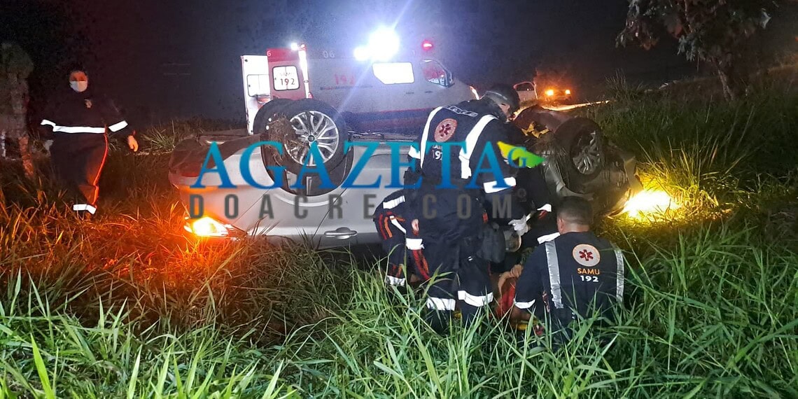 Farmacêutica perde controle de carro, capota e para com rodas para cima na BR-364, em Rio Branco