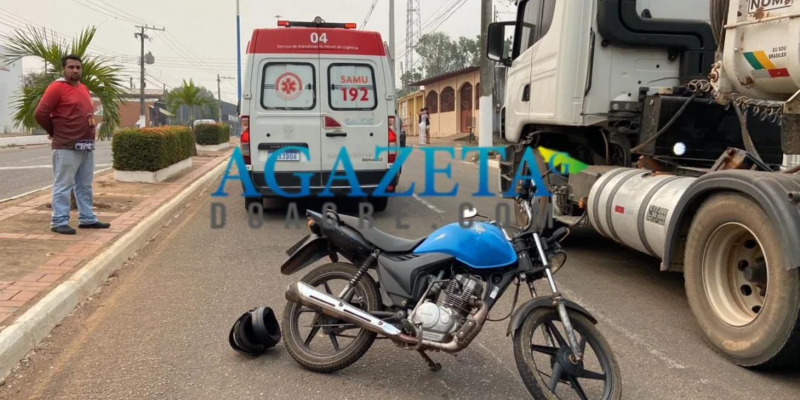 Mulher fica ferida após ser atropelada por motociclista que avançou o sinal vermelho em Rio Branco