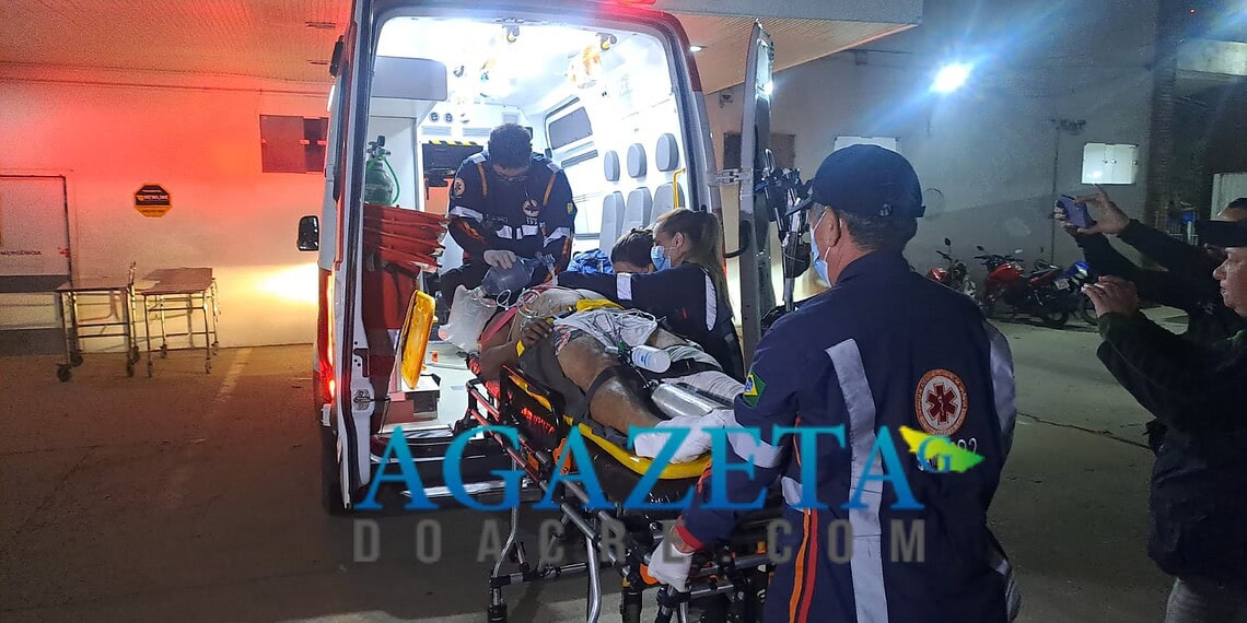 Mecânico perde controle de motocicleta, colide com placa de sinalização e fica em estado grave