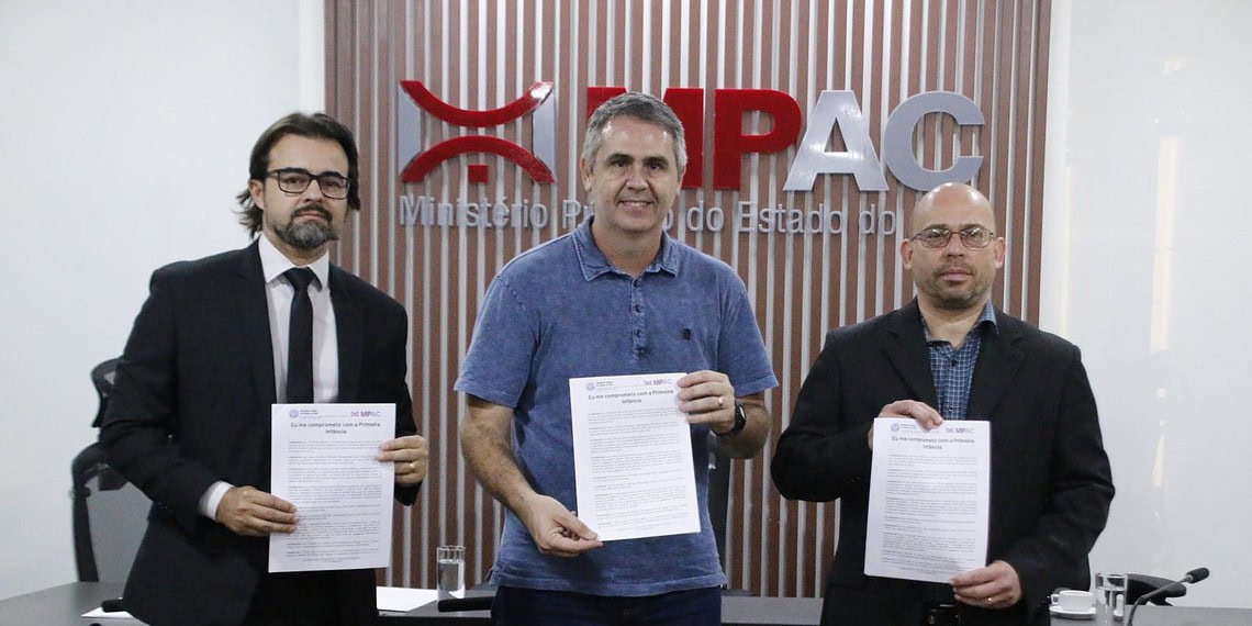 Marcus Alexandre assina termo de compromisso para a primeira infância