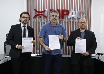 Marcus Alexandre assina termo de compromisso para a primeira infância