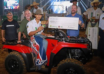 Marcelo Adriano Silva, de Rio Branco, foi o grande vencedor da noite, levando a premiação de um quadriciclo e mais R$ 10 mil. Foto: Marcos Vicentti/Secom