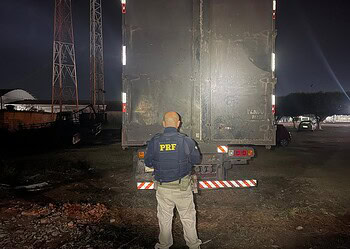 Homem é preso pela PRF com documentos falsos para transporte de madeira
