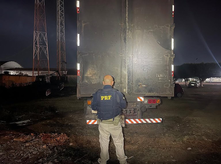 Homem é preso pela PRF com documentos falsos para transporte de madeira