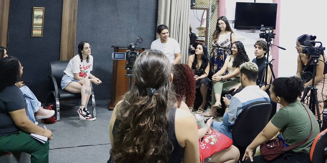 Alunos do 6º período do curso de Jornalismo, sobre a orientação do professor Paulo Santiago na organização do debate eleições 2024. Foto: cedida