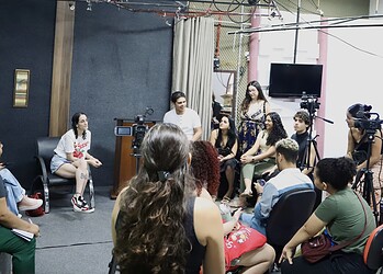 Alunos do 6º período do curso de Jornalismo, sobre a orientação do professor Paulo Santiago na organização do debate eleições 2024. Foto: cedida