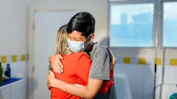 Paciente mais jovem a passar por transplante de fígado no Acre recebe alta médica e planeja futuro: ‘Quero comer tacacá e ir para a escola’