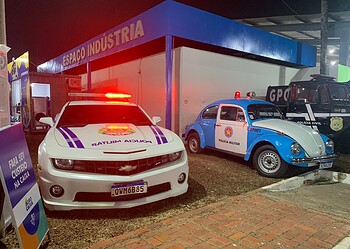 Camaro pertencente a traficante preso vira 'viatura' da PM e é exposto na Expoacre