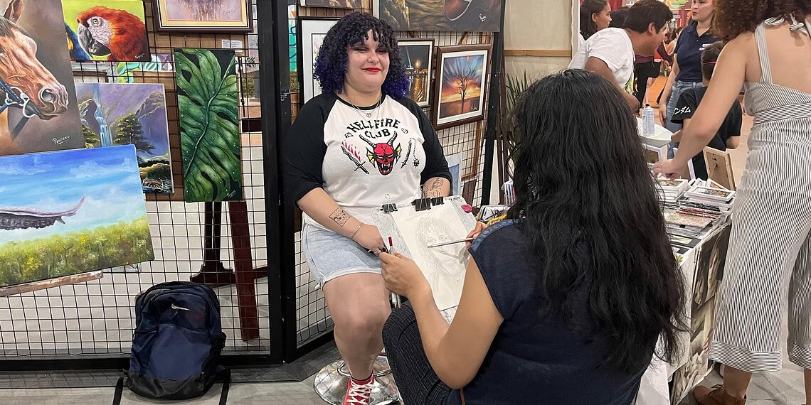 Enfermeira Rayra Oliveira também aproveitou a feira para eternizar seu rosto em um desenho Foto: Iryá Rodrigues