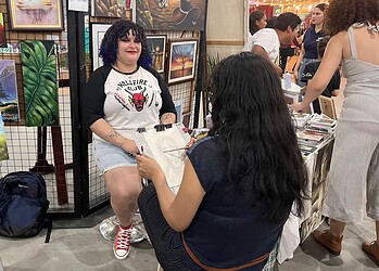 Enfermeira Rayra Oliveira também aproveitou a feira para eternizar seu rosto em um desenho Foto: Iryá Rodrigues
