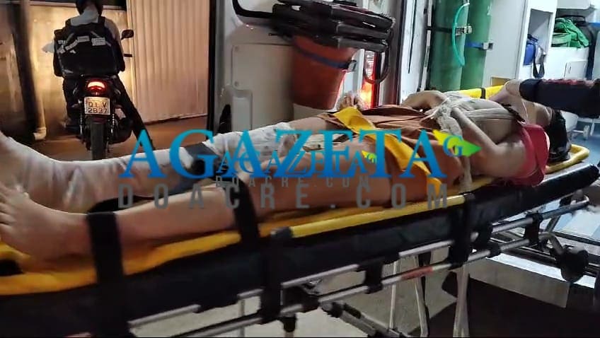 Jovem fica ferida em acidente entre carro e moto no bairro Doca Furtado, em Rio Branco