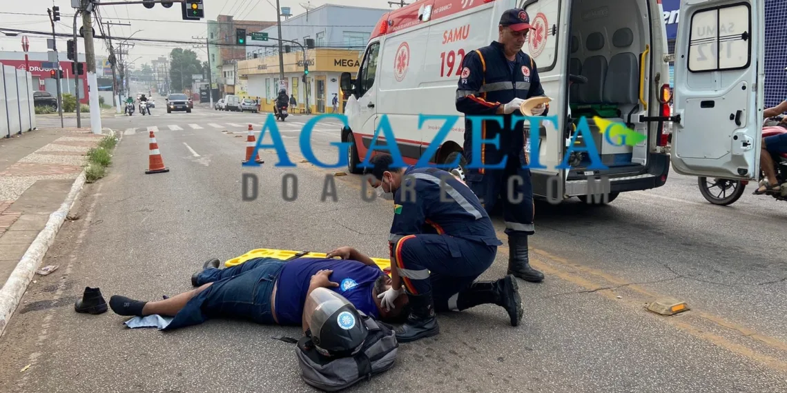 Para não atropelar ciclista, motociclista faz manobra brusca e se acidenta em frente ao PS