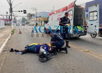 Para não atropelar ciclista, motociclista faz manobra brusca e se acidenta em frente ao PS
