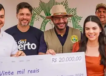 Celso Jr e Giovana Lima representaram o grupo Ferlim Indústria e Comércio que ganhou o prêmio de Melhor Stand da Expoacre 2024