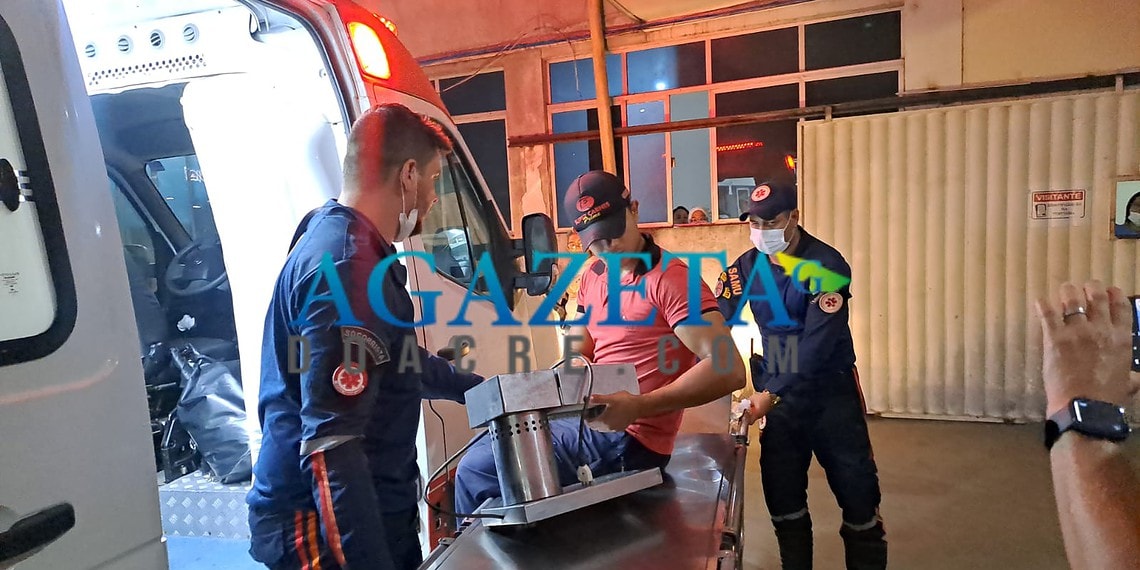 Açougueiro fica com a mão presa em máquina de amaciar carne e é levado ao Pronto-Socorro com o equipamento